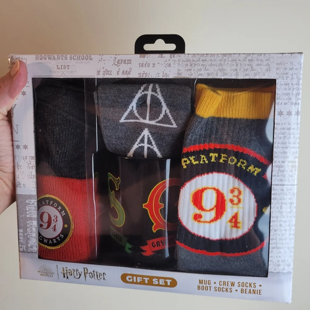 Hogwarts Harry‎ Potter Boxed Gift Set: Coffee Mug, Socks, Beanie Hat. Wizzard.